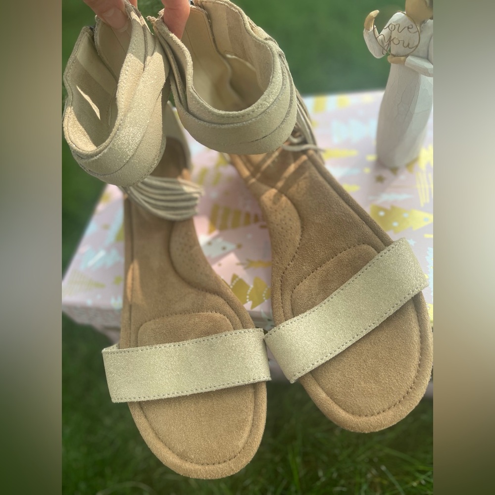 UGG Suede Tassel Wedge Frosted Almond/Tan/Cream Zippered Sandal NWOT Sz 9 - Picture 6 of 12